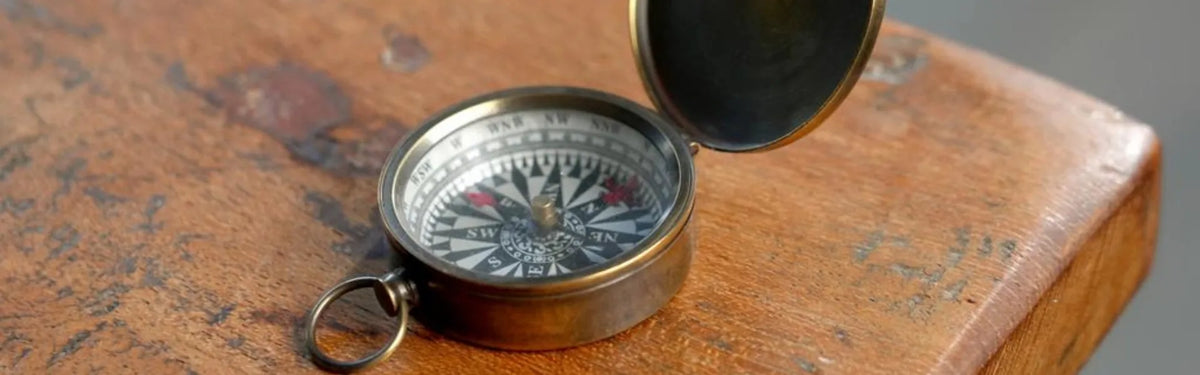 aner kolekcji Przyrządy Nawigacyjne Authentic Models – mosiężne kompasy, lunety, zegary i historyczne narzędzia nawigacyjne retro