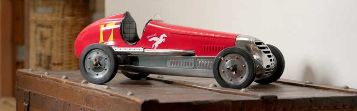 Baner kolekcji Klasyczna Motoryzacja Authentic Models – kolekcjonerskie modele samochodów i historyczne bolidy wyścigowe w stylu retro