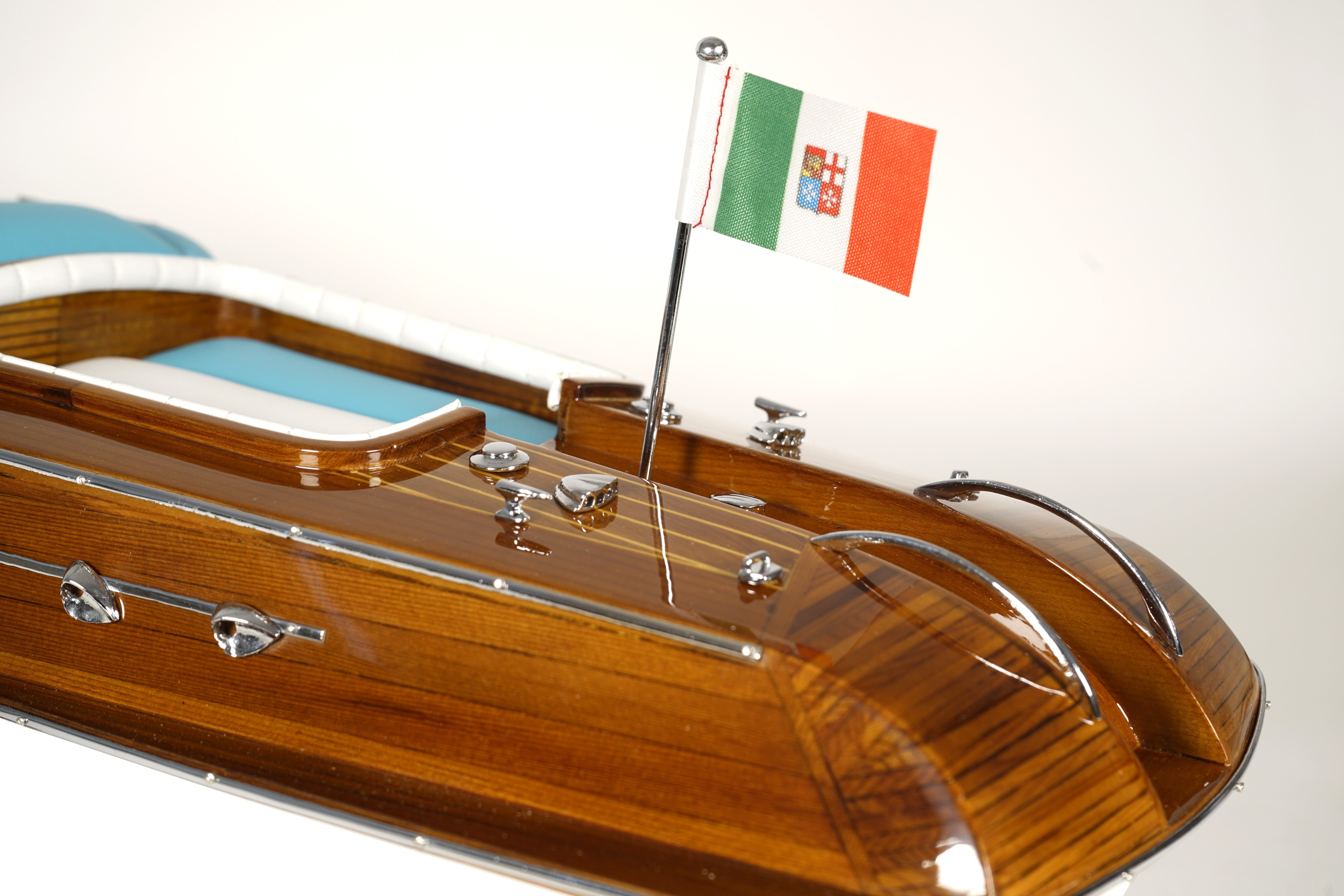 Drewniany Model Motorówki Riva Aquarama (Turkusowa) - ujęcie 4